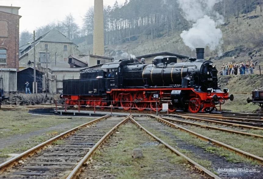 Dampflokomotive 38 205 auf der Drehscheibe in Weipert, 3. Mai 1980. Foto: Manfred Waldhelm