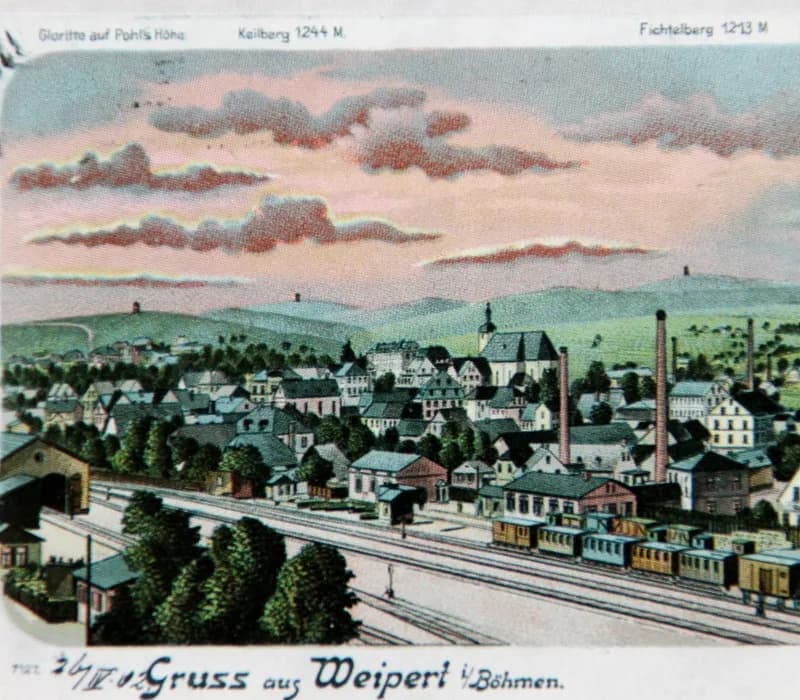 Panoramansicht Weipert mit Gloriette auf Pohls Höhe, Keilberg und Fichtelberg im Hintergrund
