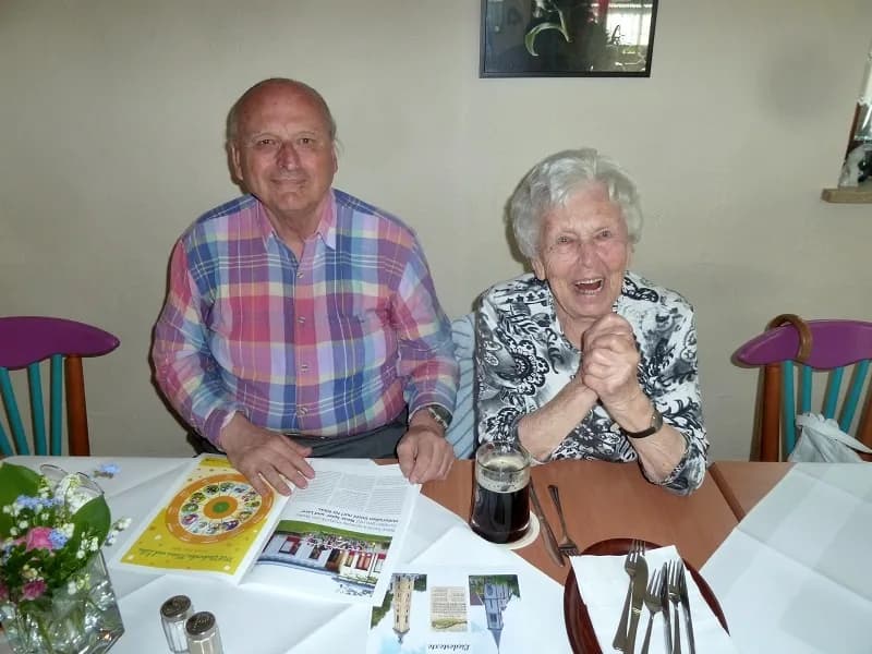Johann Schreiber und Anneliese Kult, November 2017 — Übergabe der Notizbücher Friedrich Heckls