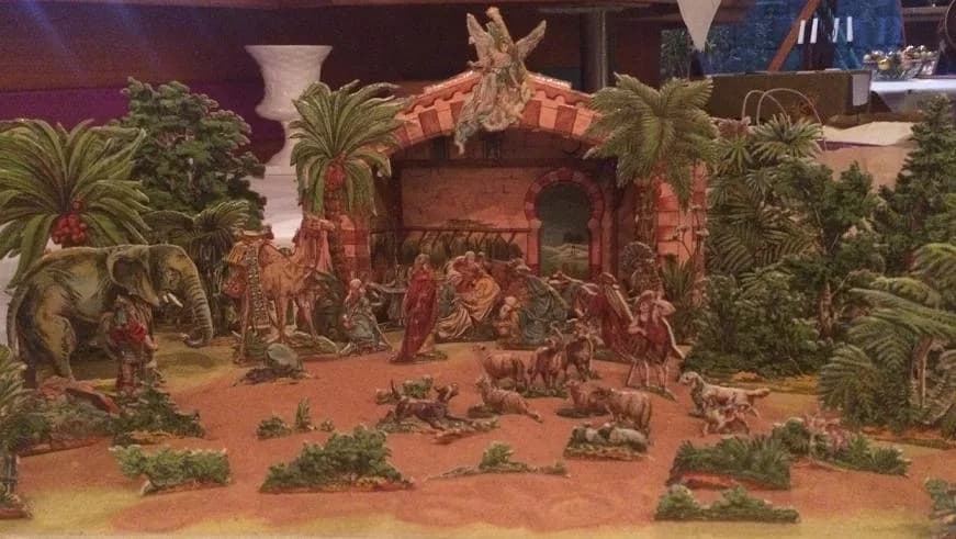 Handgeprägte Weihnachtskrippe — Erzeugnis aus der Weiperter Fertigung von A. Kunze & Co