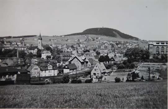 Weipert — Stadtblick mit Kirche und Bärrenstein im Sommer