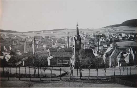 Weipert — Stadtblick mit Kirchturm im Herbst