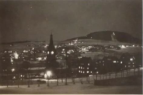 Weipert — Nachtaufnahme mit beleuchtetem Kirchturm