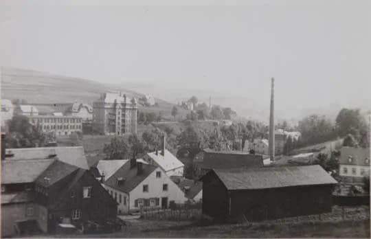 Weipert — Stadtblick mit Fabrikschornstein