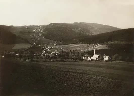 Weipert — Talblick im Erzgebirge mit Kirche