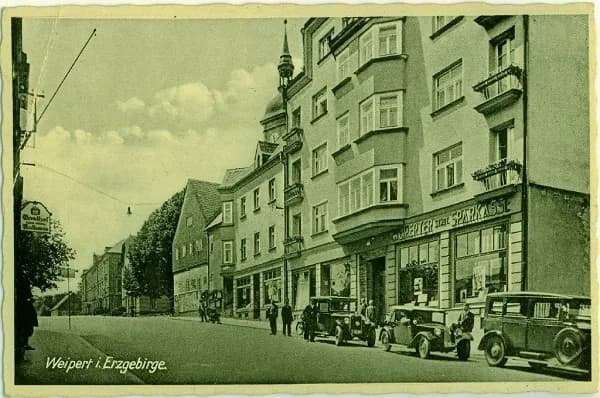 Weipert i. Erzgebirge — Hauptstraße mit Sparkasse, Ansichtskarte