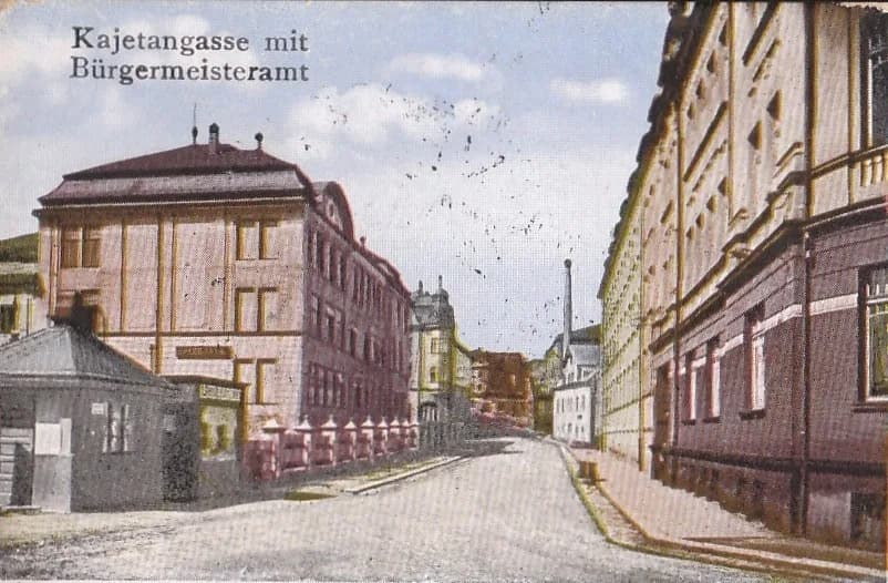 Weipert — Kajetangasse mit Bürgermeisteramt, farbige Ansichtskarte